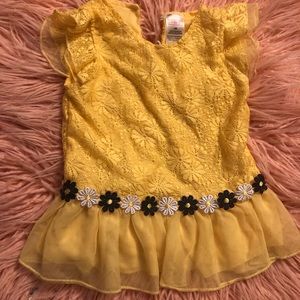 Adorable yellow top!